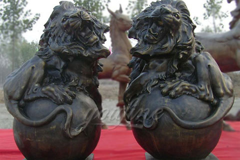 Large outdoor sculptures bronze lion statues with ball for decoration